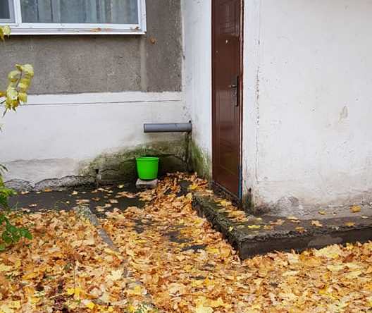 Торецк без водоснабжения: пожарные колонки, вода в цистернах и ведра у водосточных труб