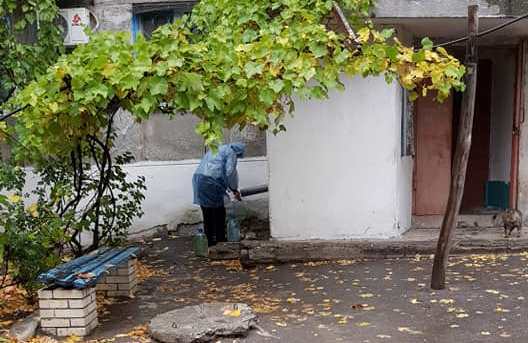 Торецк без водоснабжения: пожарные колонки, вода в цистернах и ведра у водосточных труб