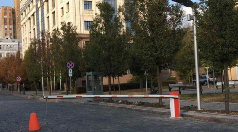 В центре оккупированного Донецка появились шлагбаумы