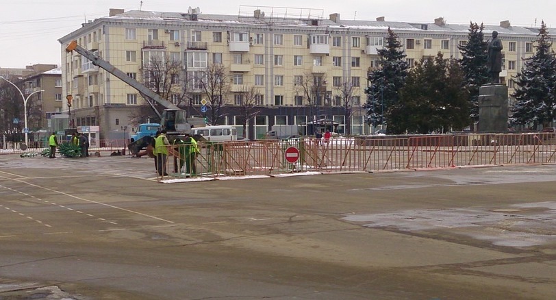 В Луганске начали устанавливать новогоднюю ёлку