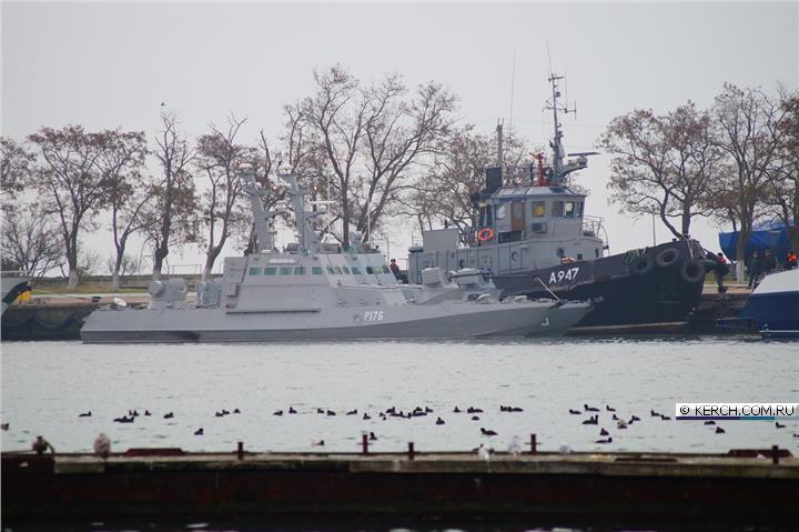 Задержанные корабли ВМС Украины пришвартованы в Керчи