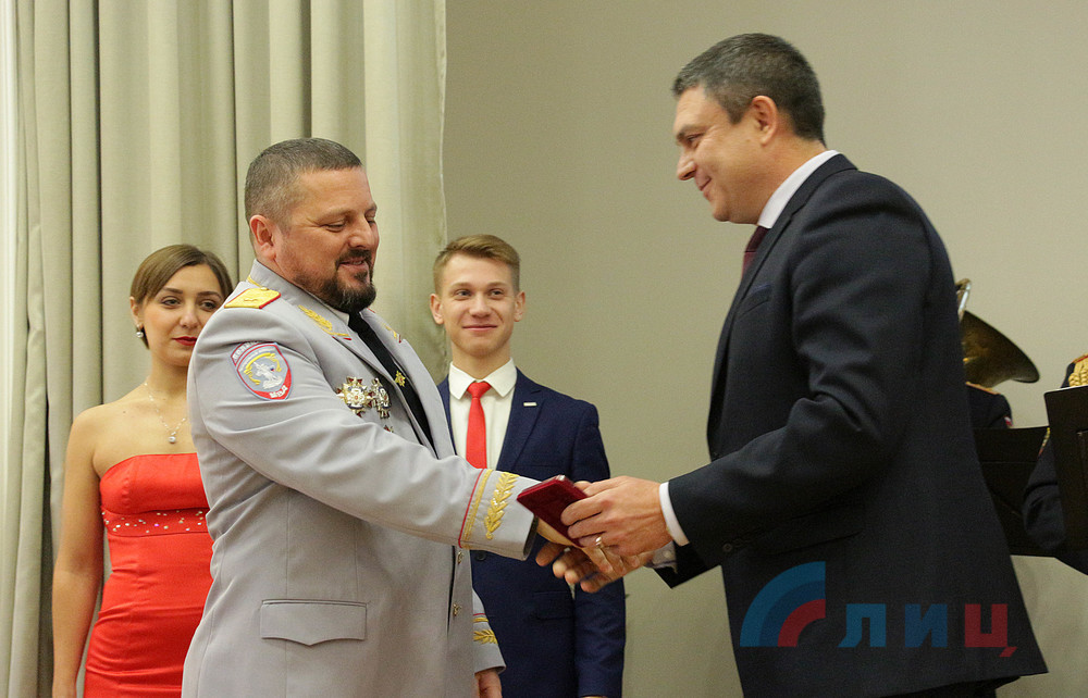Пасечник наградил Корнета медалью