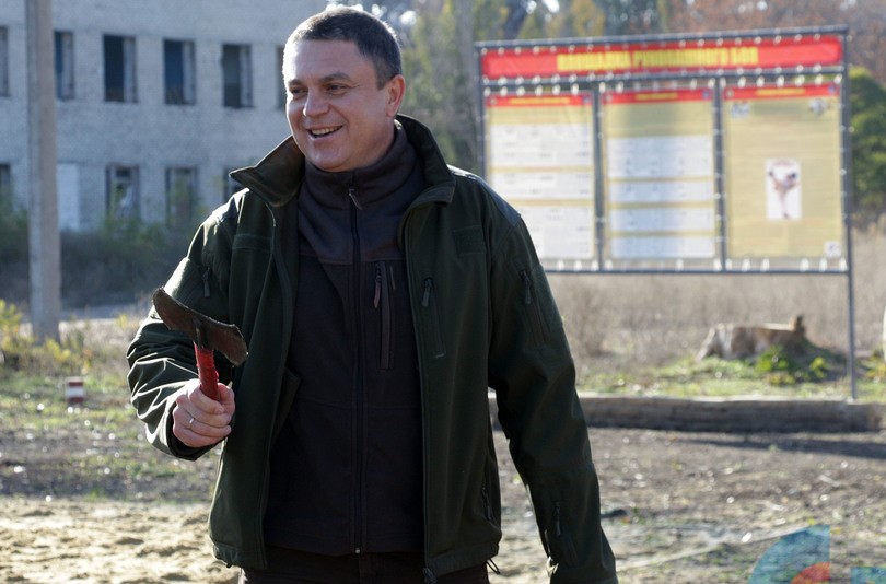 Пасечник показал, как управляется с автоматом, топорами и боевыми метательными звездами