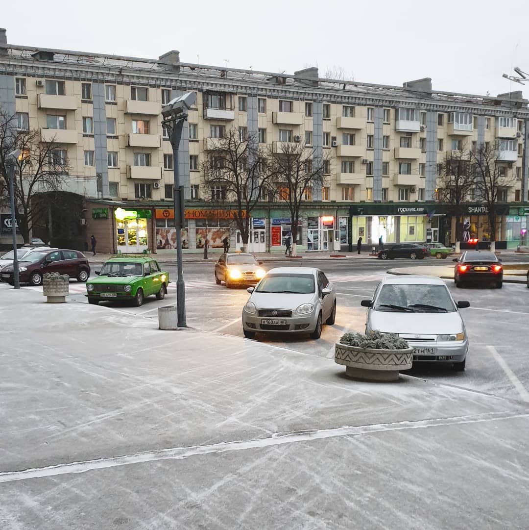 В Луганске выпал снег. Очевидцы рассказывают о ДТП