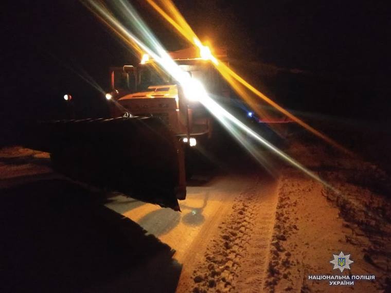 На Луганщине водителей вытаскивали из снега с помощью спецтехники