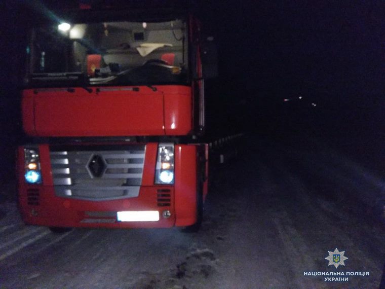 На Луганщине водителей вытаскивали из снега с помощью спецтехники