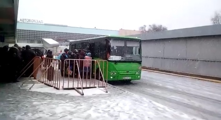 В Луганске люди часами стоят в очереди, чтобы уехать к единственному КПВВ