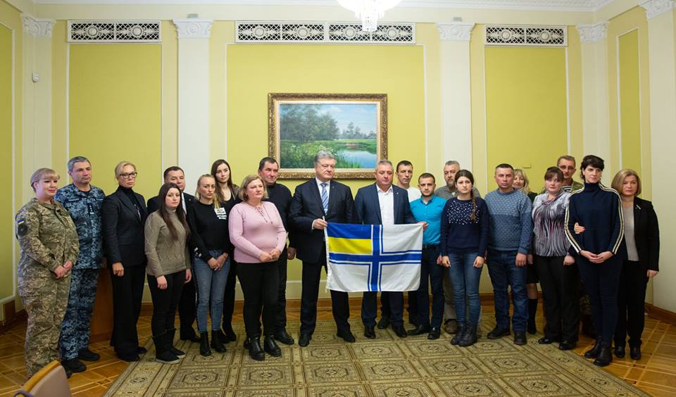 Украинские моряки: встреча родственников с президентом, подозрительные адвокаты и статус военнопленных