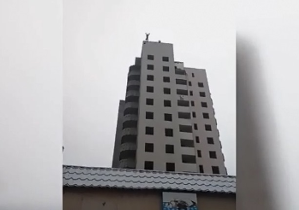В Макеевке подросток прыгнул с крыши недостроенного здания. Его парашют не раскрылся