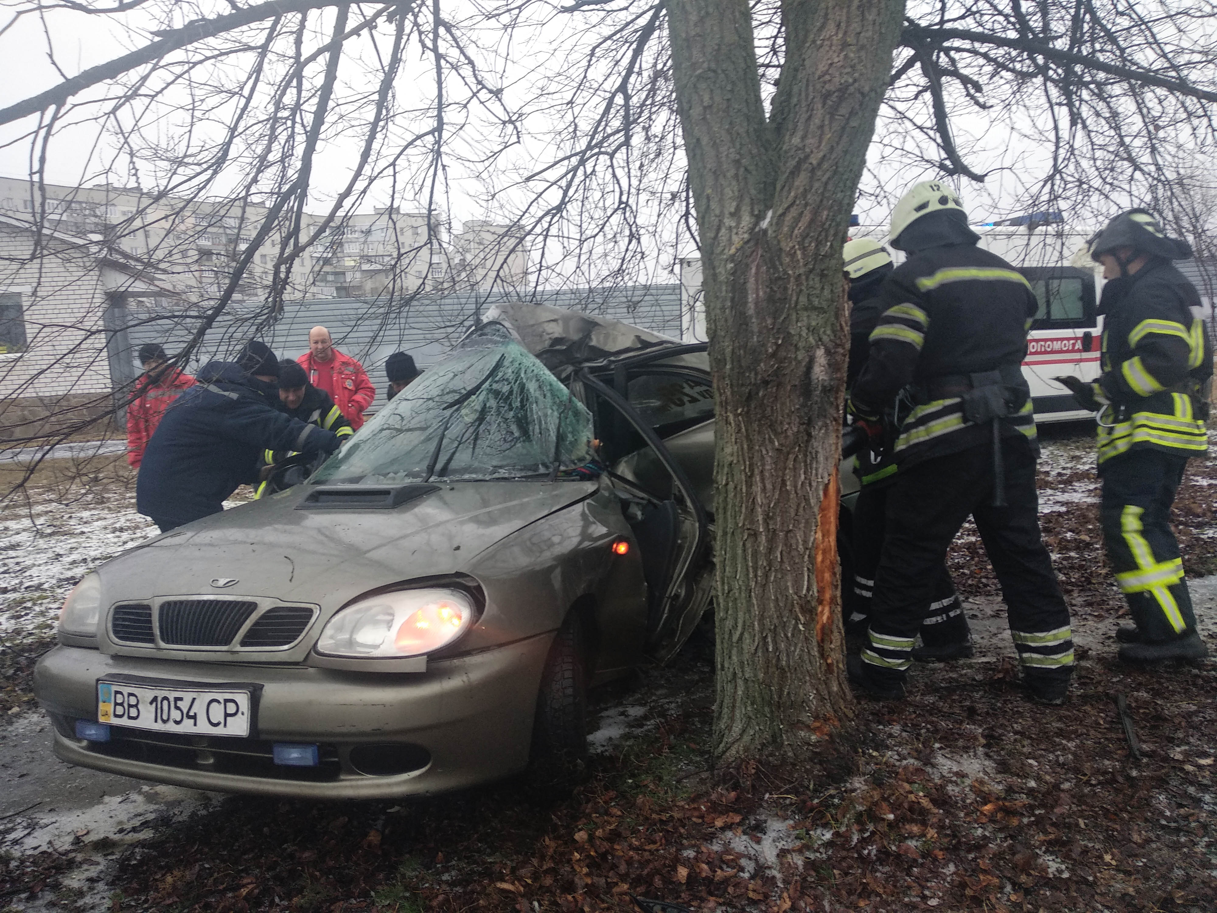 В Северодонецке водитель врезался в дерево и не смог самостоятельно выбраться