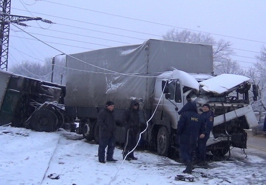 В оккупированном Луганске перевернулся грузовик
