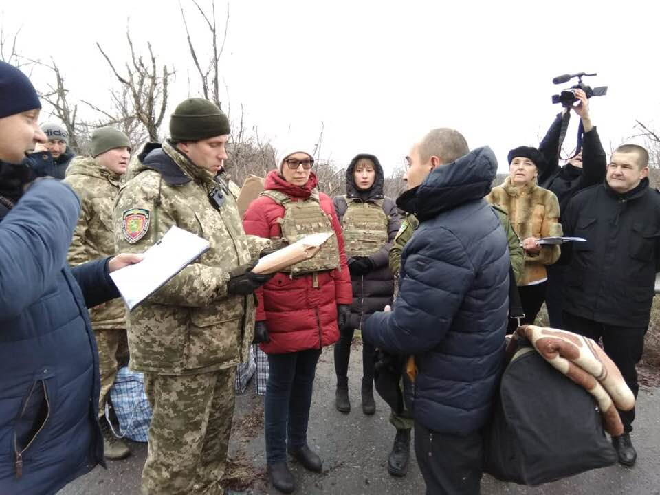 Сегодня из Луганска на подконтрольную территорию начали перевозить заключенных