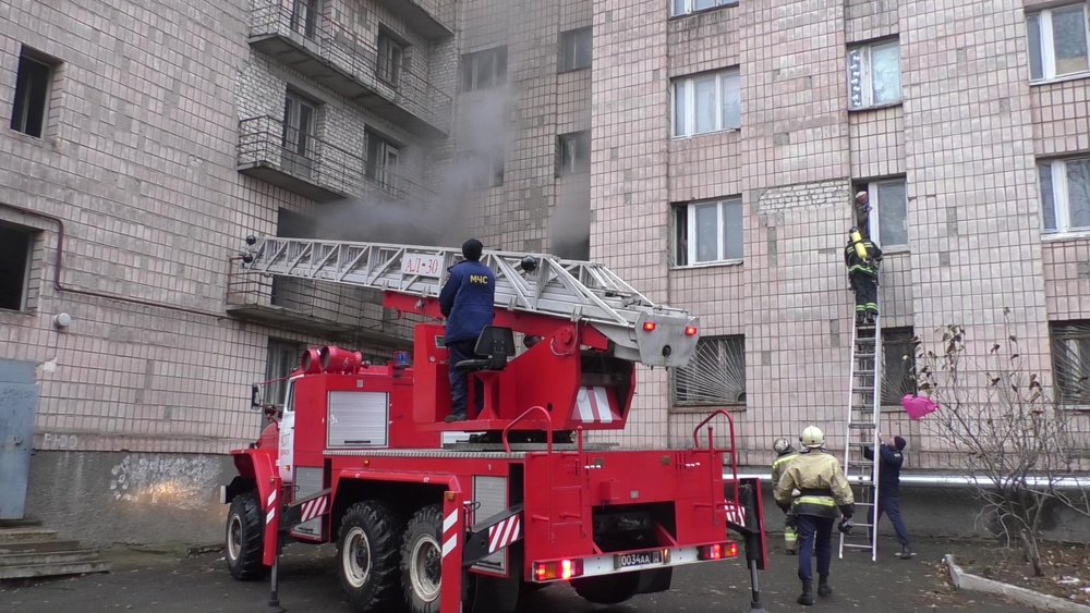 В оккупированном Луганске горело общежитие: эвакуированы 76 человек
