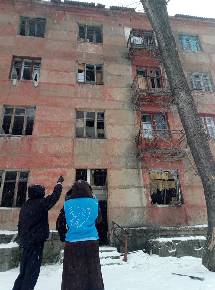 В Золотом-4 во время обстрела пострадали жилые квартиры, – волонтер