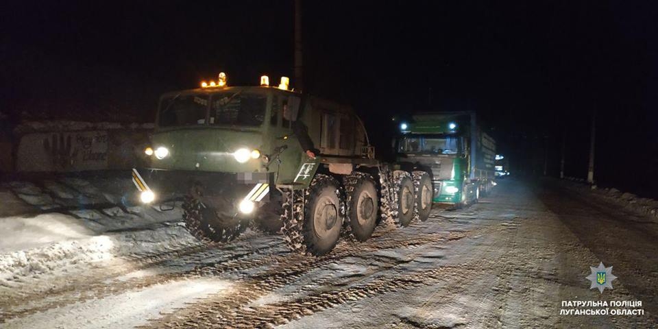 В Лисичанске несколько грузовиков сутки не могли одолеть подъем на гору