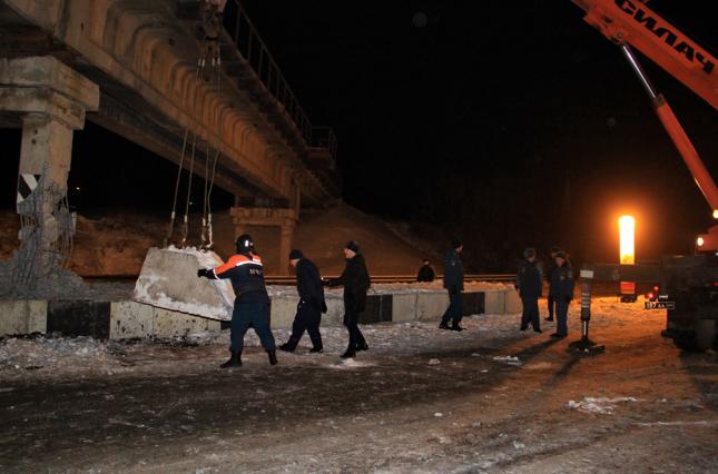 В Донецке подорвали опору железнодорожного моста