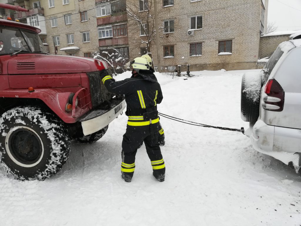 В Луганской области сложная ситуация на дорогах из-за снега