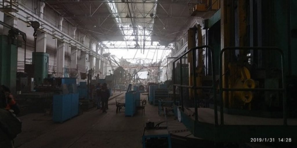 Обрушение крыши на Донецком заводе произошло на площади 1000 квадратных метров