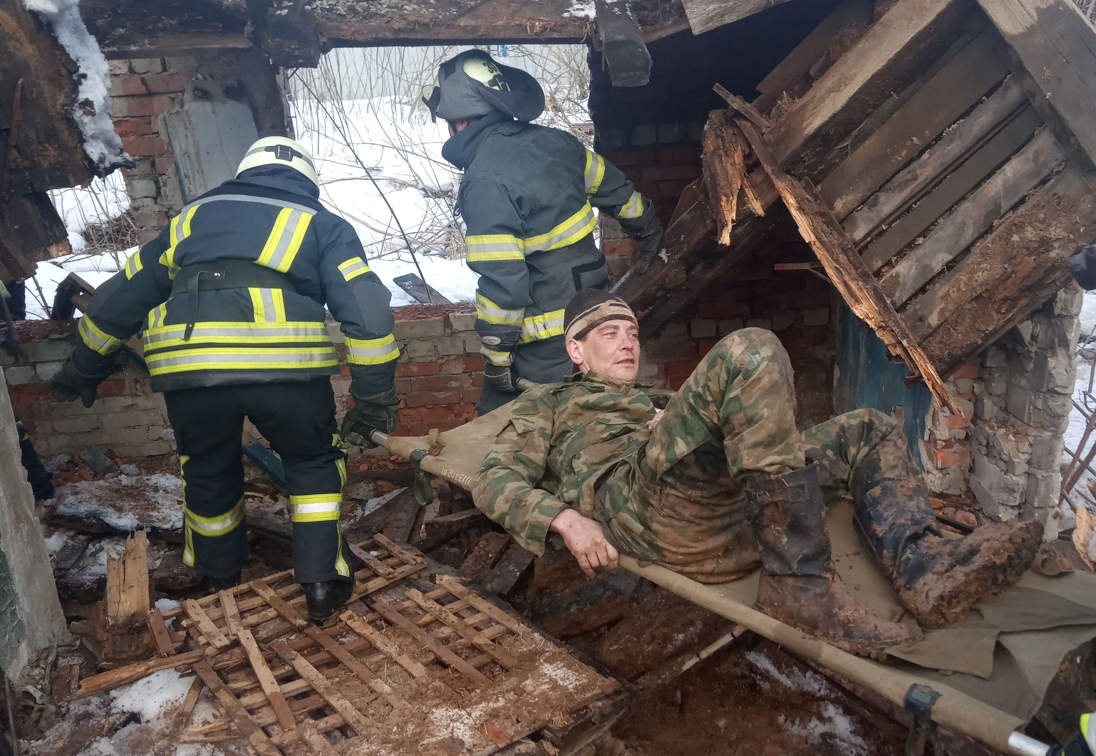 В Попасной на мужчину обрушилась крыша пристройки