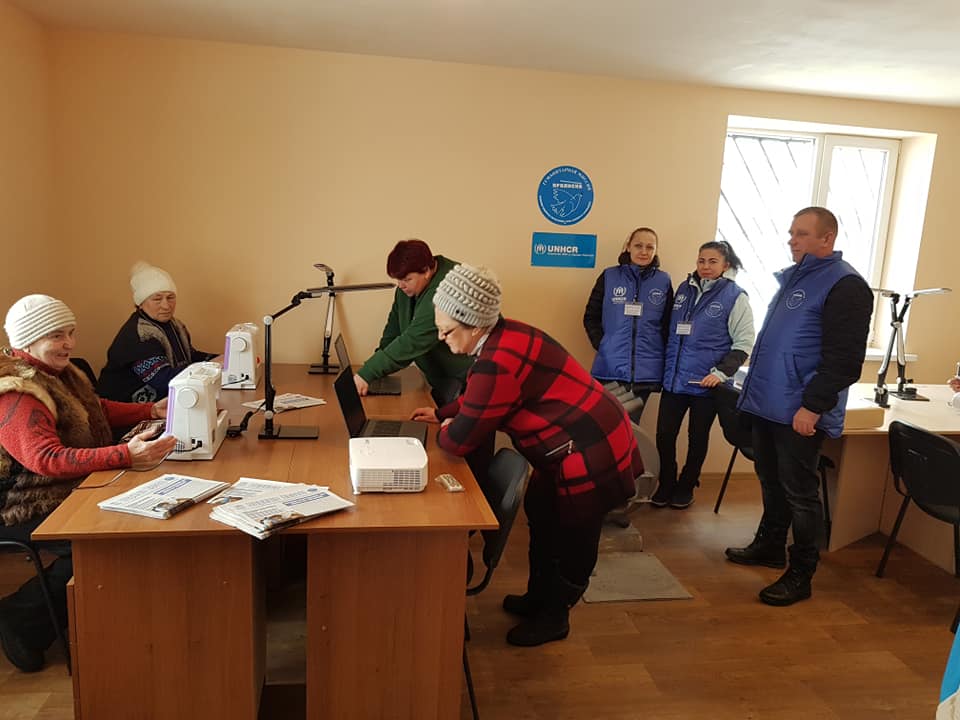 Недалеко от Станицы Луганской открыли центр досуга для переселенцев, которые пятый год живут в дачных домиках