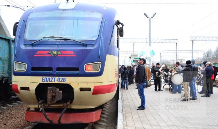 Электричка “ДНР – ЛНР” прибыла на луганский жд вокзал (фоторепортаж)