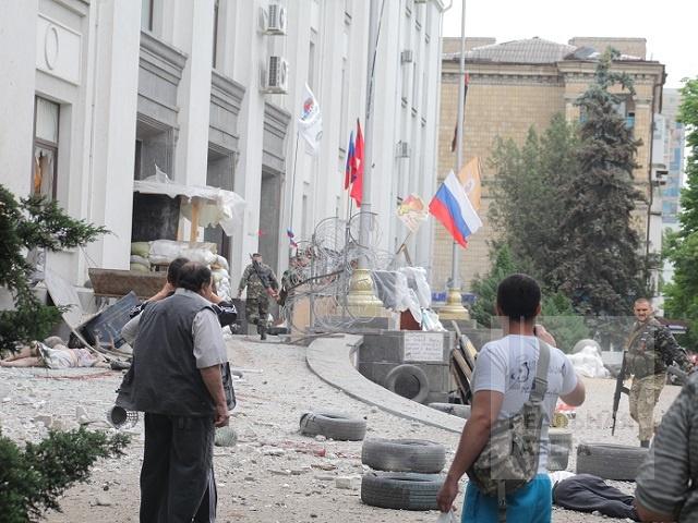 ЛНРовцы готовятся разгонять митинг голодных учителей автоматными очередями?