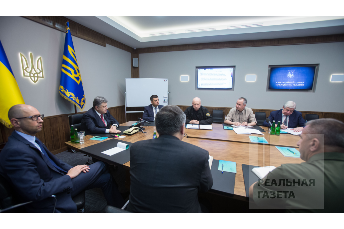 Порошенко провел экстренное совещание с силовиками и пообещал наказать виновных