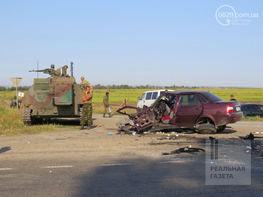 Под Мариуполем легковой автомобиль столкнулся с БТР. Есть погибшие (фото)