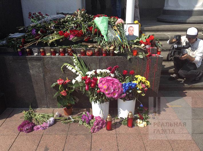 К зданию Верховной Рады несут цветы в память о погибших