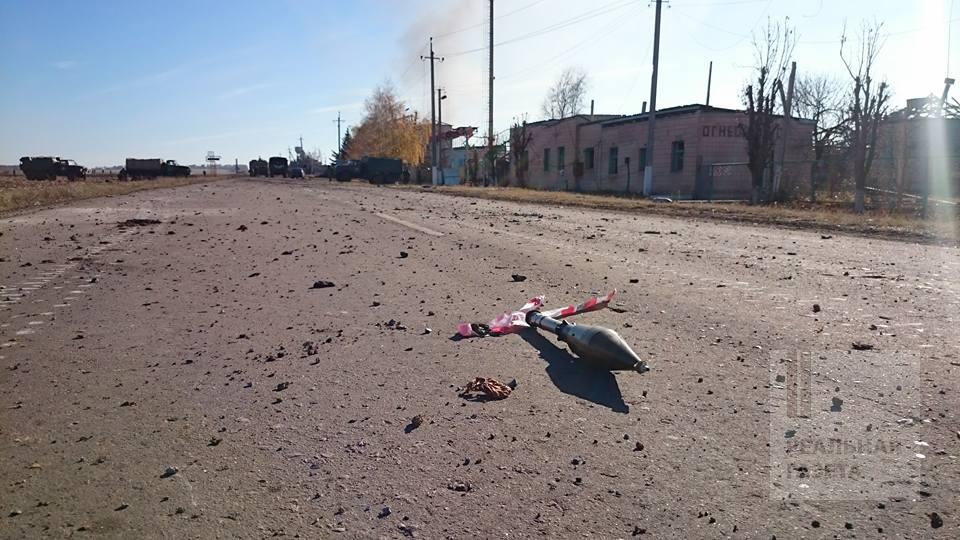 Поля и дороги в Сватово усеяны снарядами и обломками боеприпасов (фото)