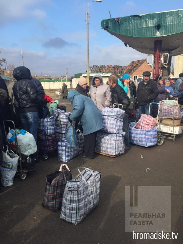 В Станице Луганской открыли пункт пропуска (фото)