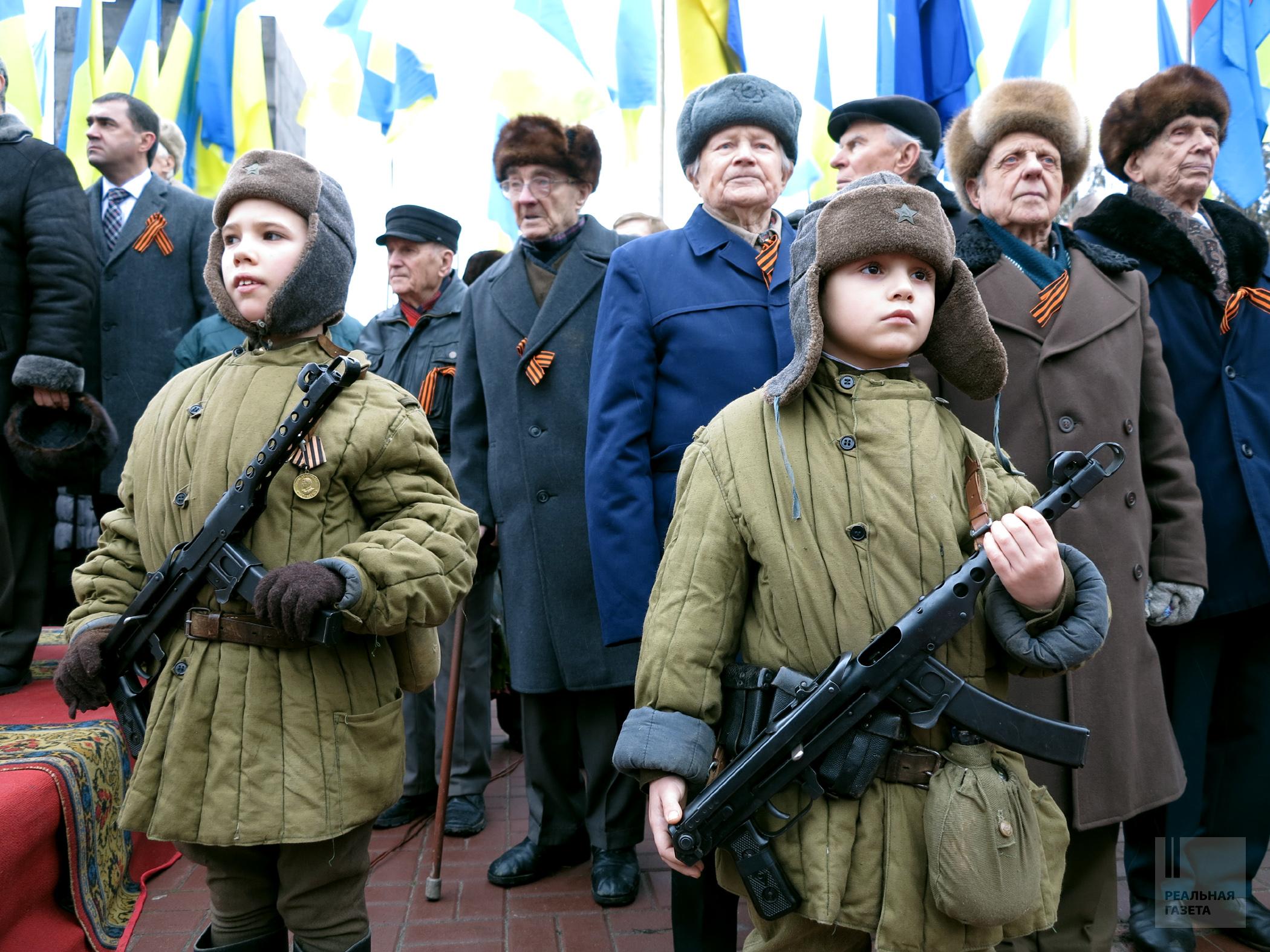 Парад в честь освобождения Луганска 14 февраля 2013 года