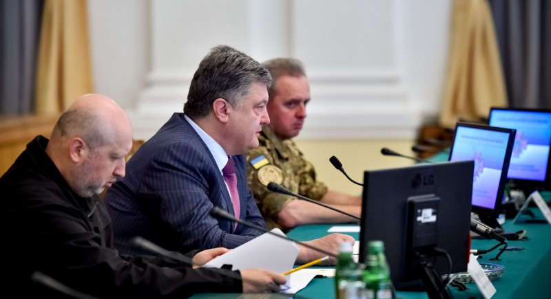 Порошенко заявил, что нужно готовиться к “гибридной обороне”
