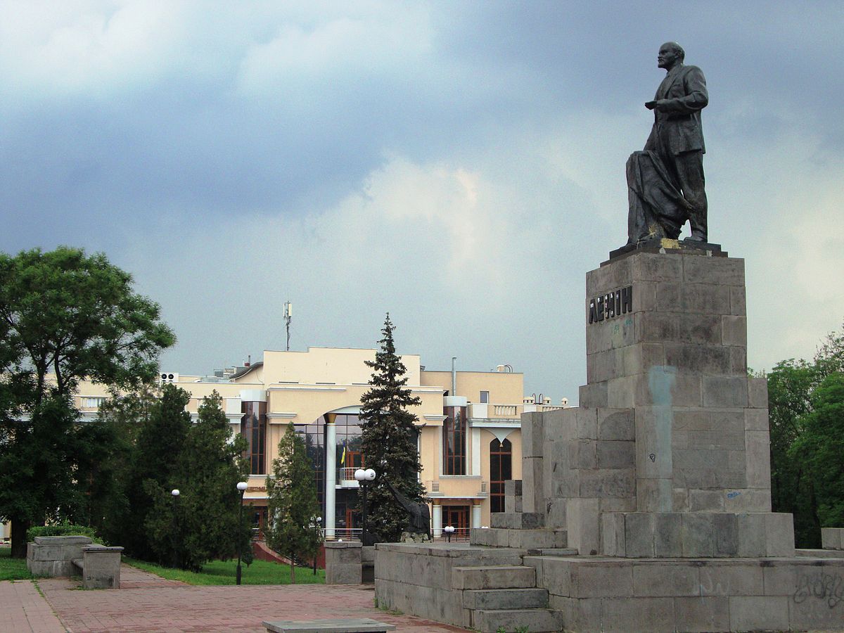 Памятник Ленину на ул. Ленина в Луганске