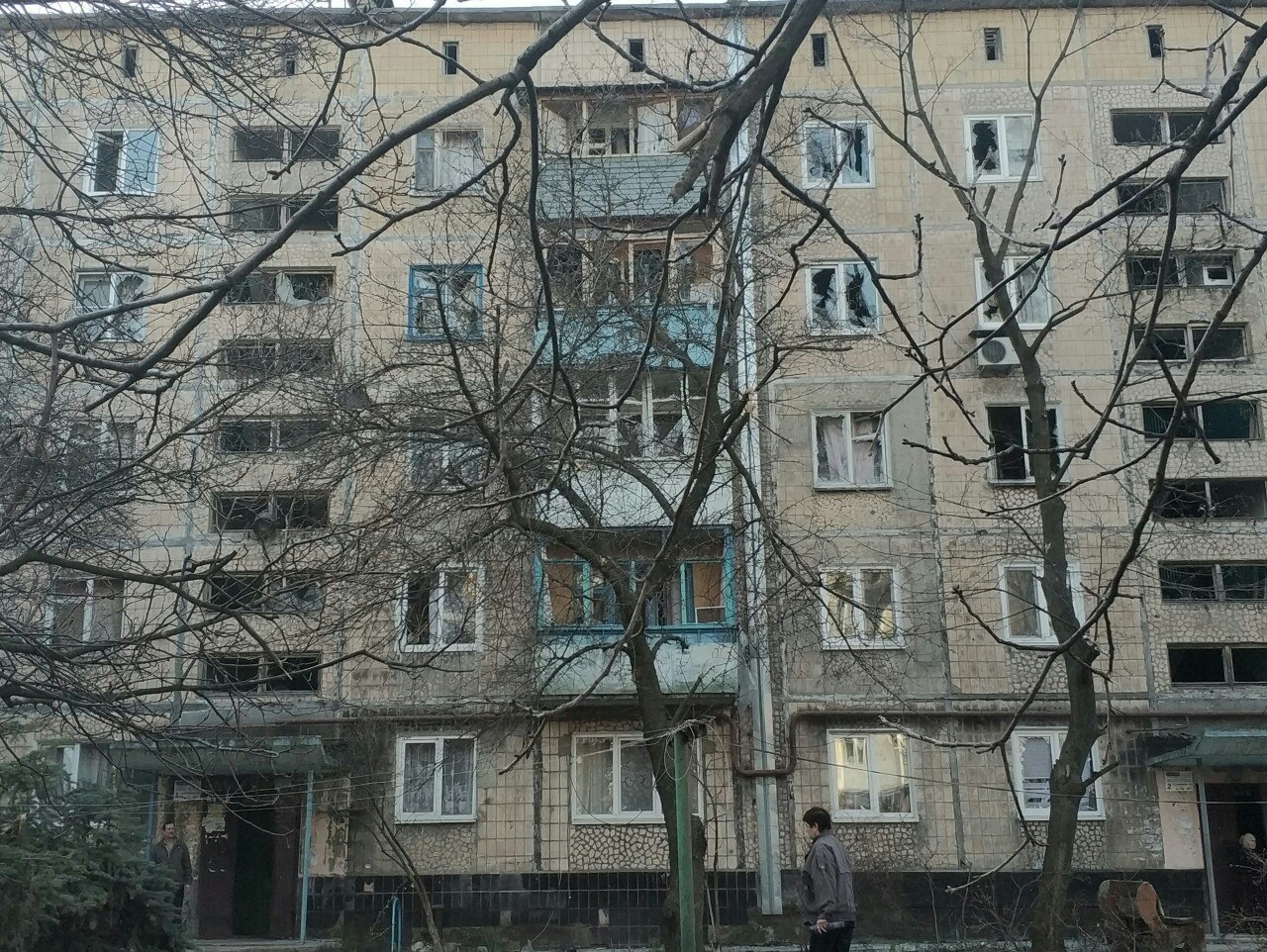 Опубликованы фотографии последствий ночного обстрела в Донецке