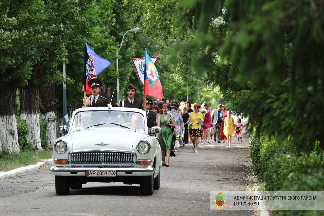 Школьники Луганской области отпраздновали выпускной (ФОТО)