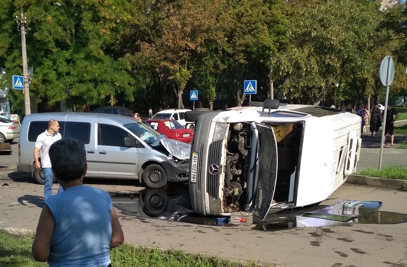 В Донецке перевернулся микроавтобус с детьми, – соцсети