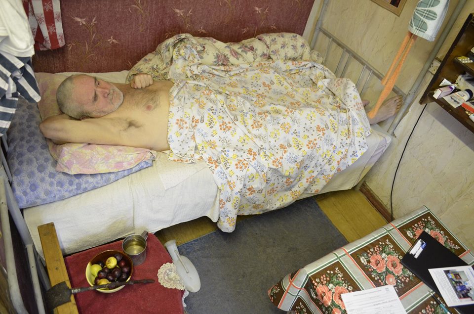 Волонтер рассказал, как переселенец, неспособный передвигаться, попал в «списки СБУ»