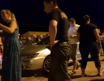 В Седово вооруженные люди разогнали отдыхающих, которые слушали музыку