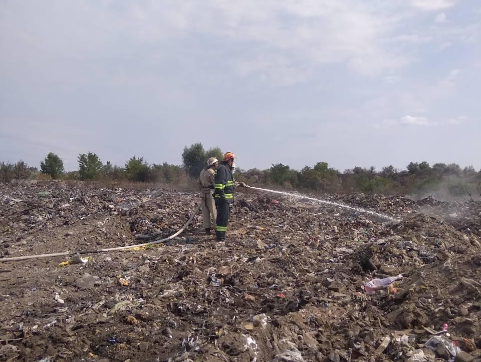 В Донецкой области горит полигон с отходами