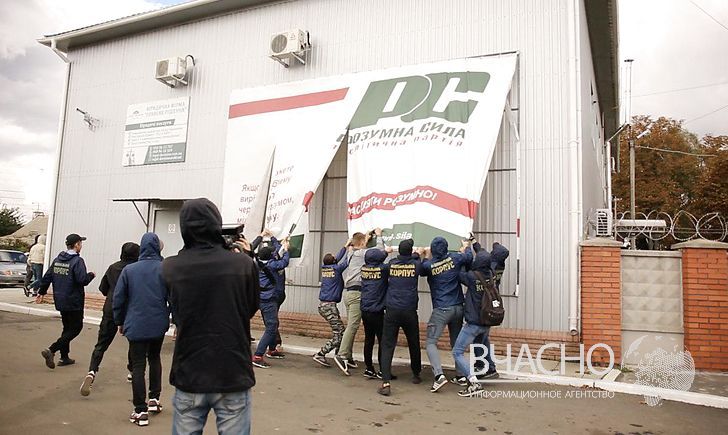 В Покровске разгромили офис партии «Розумна сила», которая проводила встречу в «ЛНР»