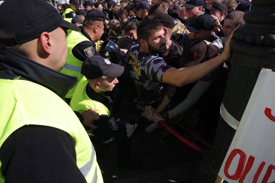Под Радой националисты устроили потасовку во время акции в поддержку иностранцев-участников АТО