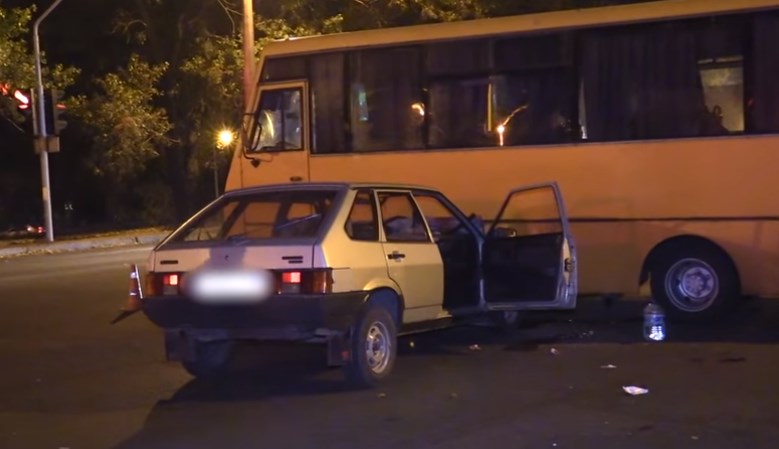 В Донецке легковое авто едва не протаранило автобус