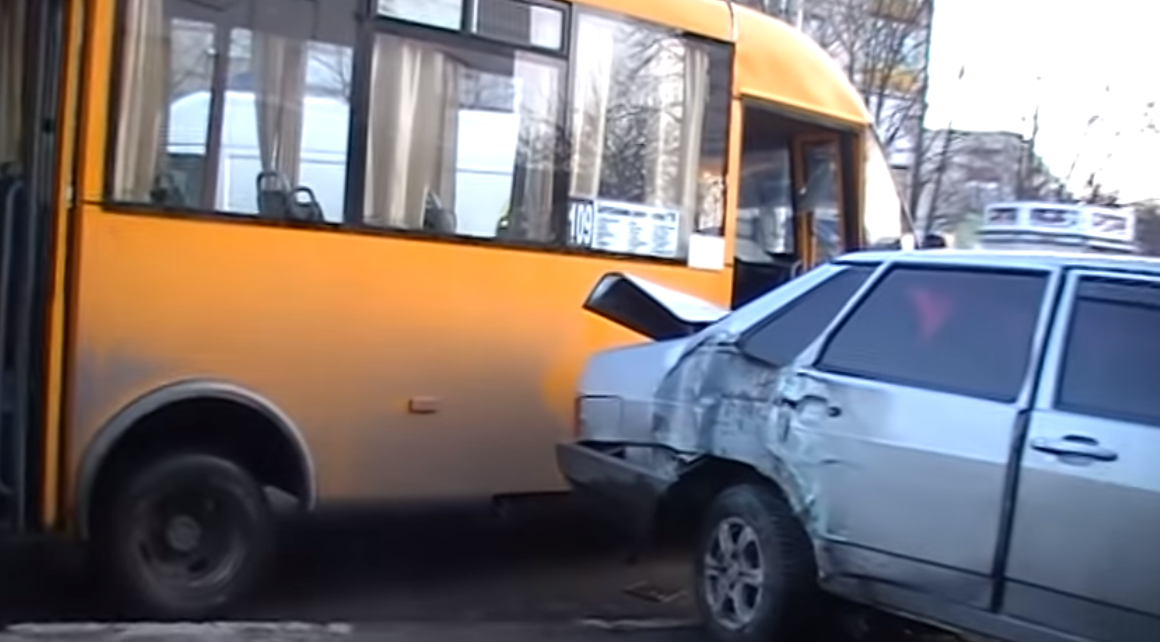 В Лисичанске автомобиль влетел в остановившуюся маршрутку