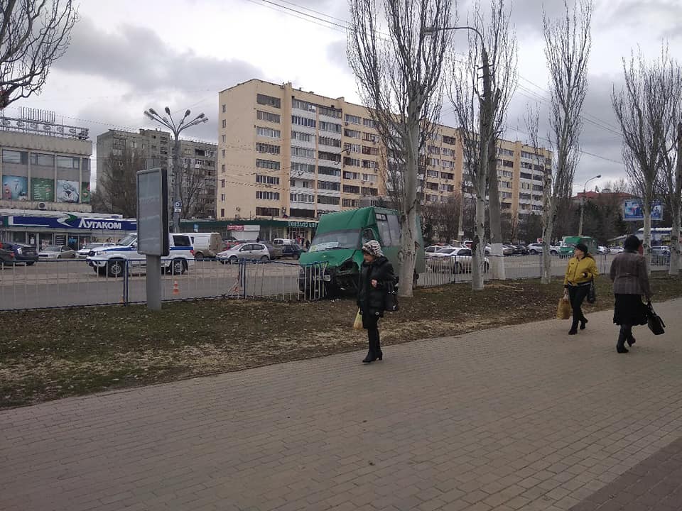 В Луганске маршрутка выехала на встречную полосу и врезалась в ограждение