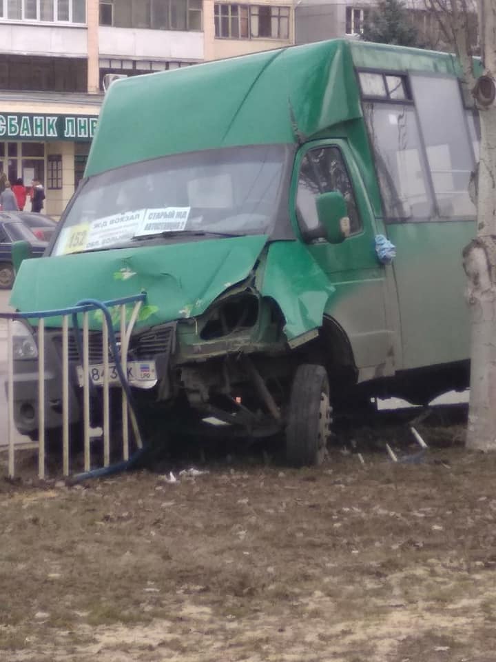 В Луганске маршрутка выехала на встречную полосу и врезалась в ограждение