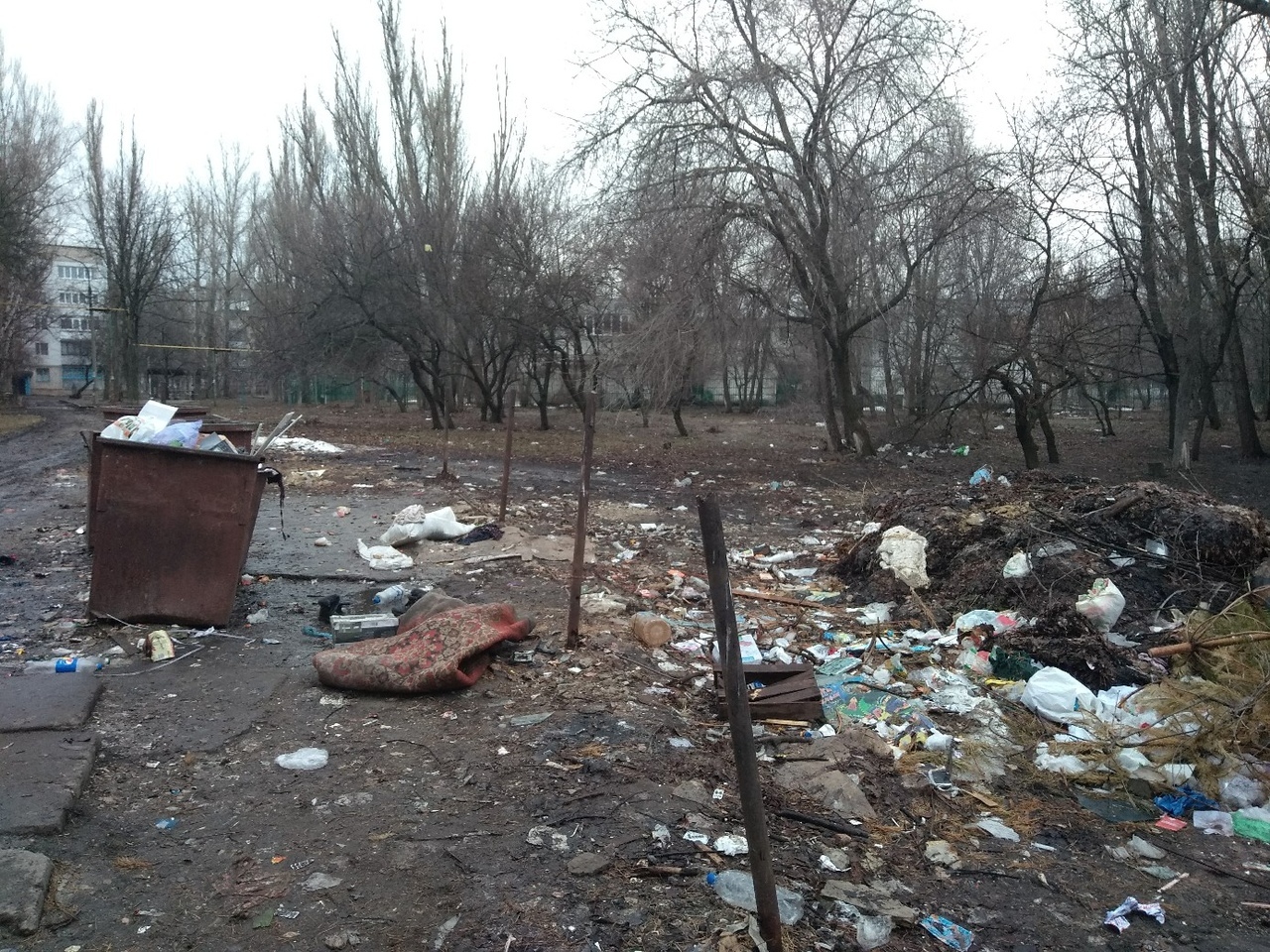 Жители оккупированного Луганска жалуются на не вывезенный мусор и свалки