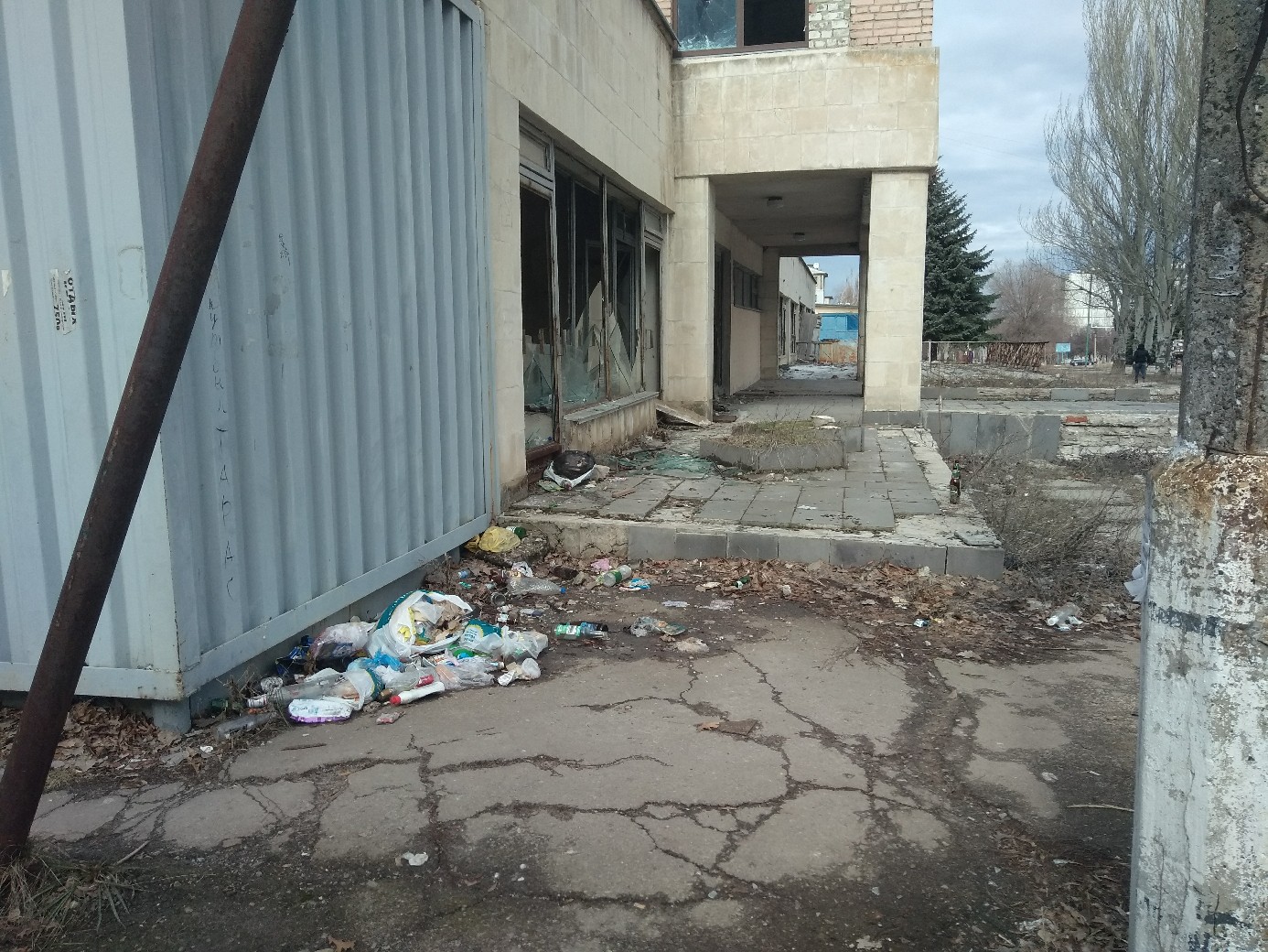Жители оккупированного Луганска жалуются на не вывезенный мусор и свалки