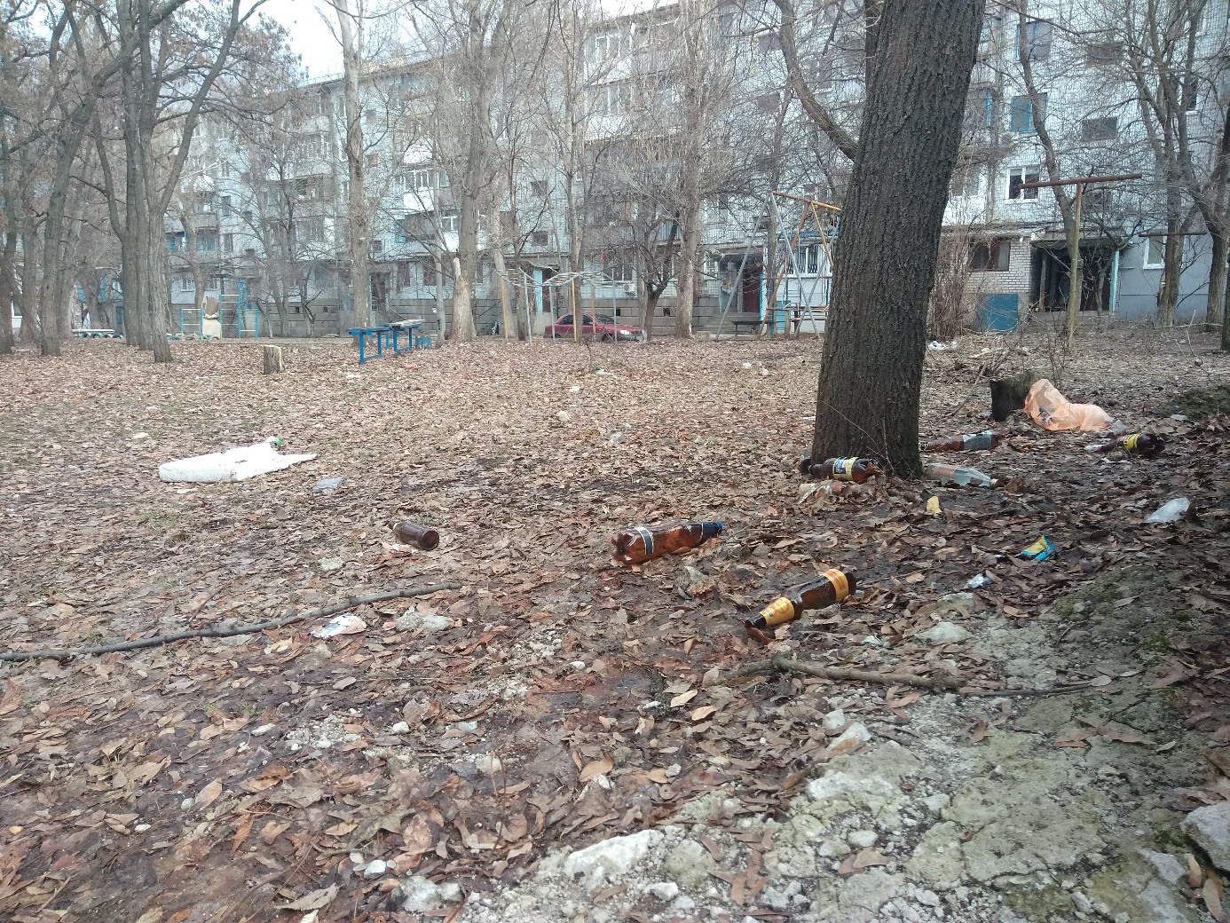 Жители оккупированного Луганска жалуются на не вывезенный мусор и свалки