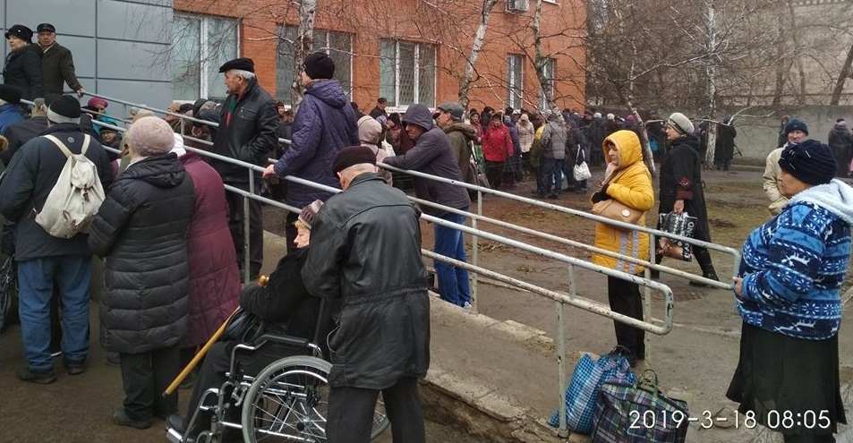 В Прифронтовой Станице Луганской очереди: люди опасаются закрытия пункта пропуска